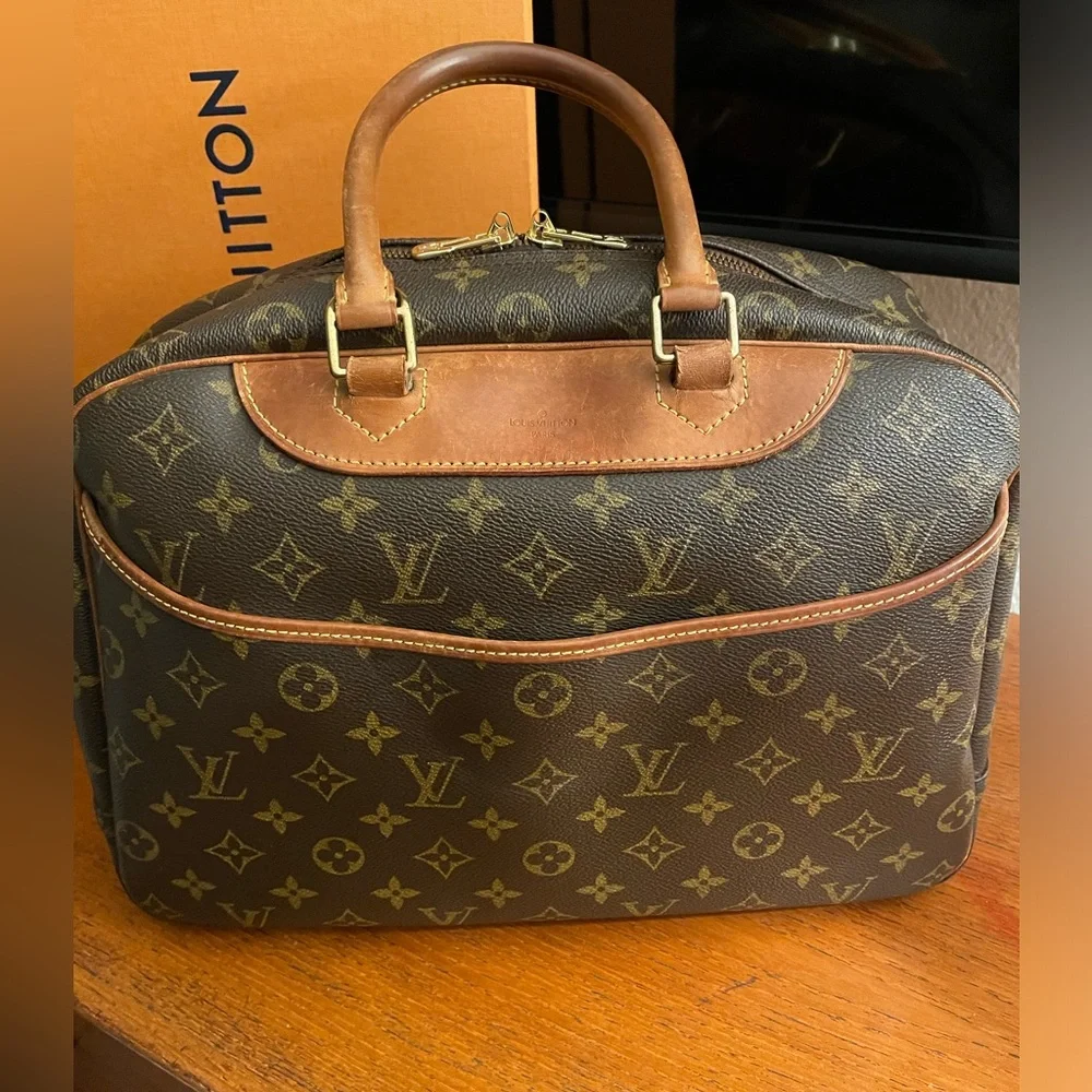 Authentic Louis Vuitton Deauville - Picture 7 of 16